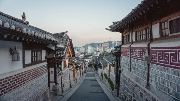 Rue japonaise ensoleillée